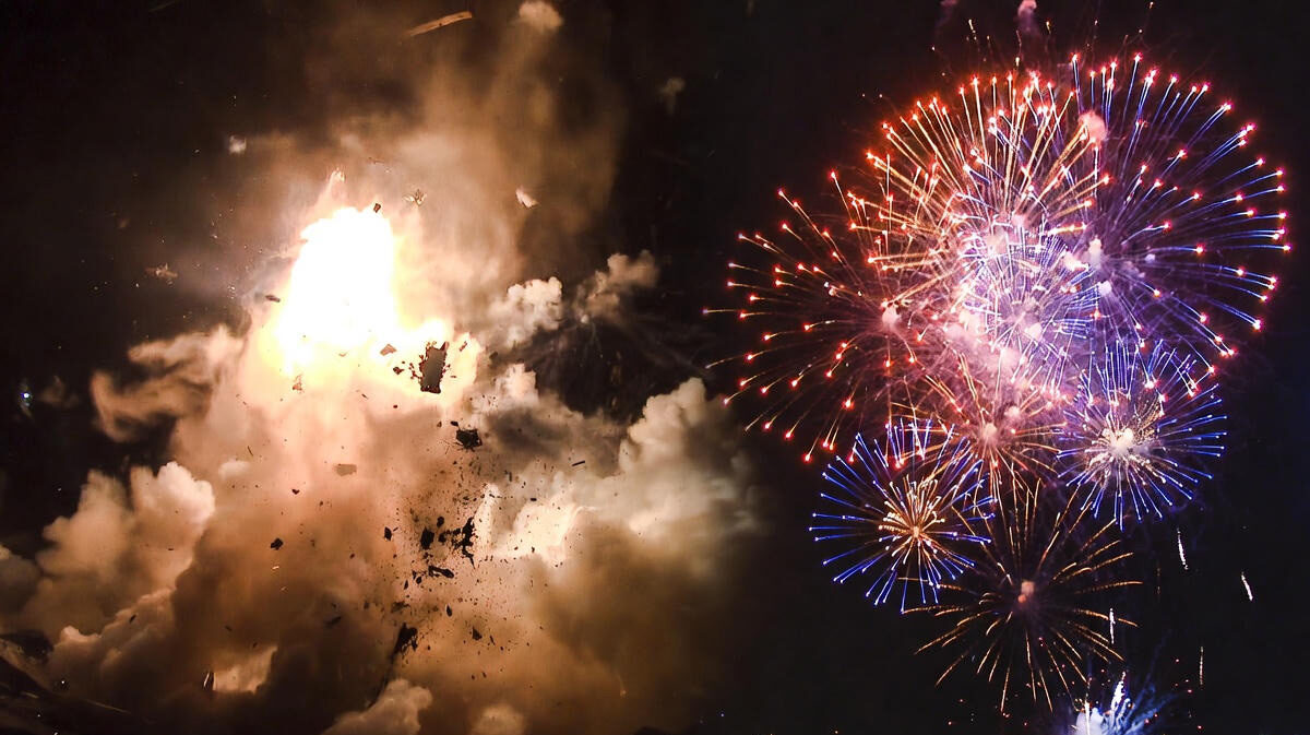 مقایسه باروت سنتی و پیروتکنیک مدرن | از مهار آتش تا مهندسی نور و رنگ